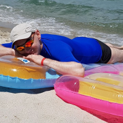 Czy opalanie jest zdrowe? Doktor Paweł Grzywacz na materacu nad morzem