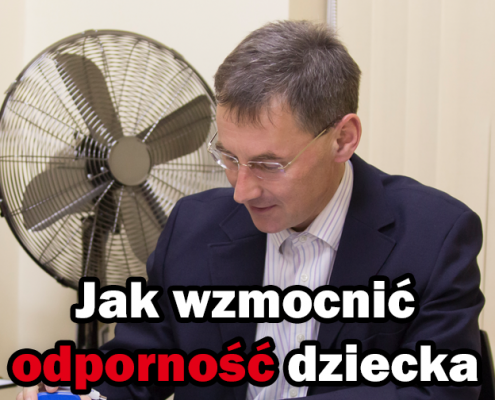 Doktor Paweł Grzywacz przy biurku wypisuje receptę