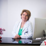 Lekarz dermatolog Katarzyna Dziubas-Stoch siedząca w gabinecie przed komputerem