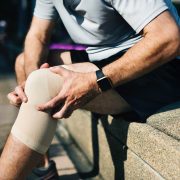 Ból kolana, biodra, łokcia - jak leczyć kontuzje stawów