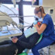 Higienistka dentystyczna w klinice LASERMED w Nowym Targu przeprowadzająca profesjonalne usuwanie kamienia nazębnego za pomocą nowoczesnych metod, takich jak skaling i piaskowanie.